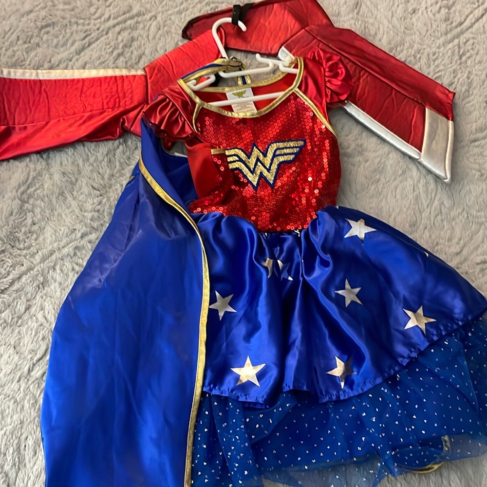 Wonder Woman costume size small (around size 4/5t)